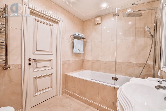 Современные идеи в дизайне ванной комнаты в стиле классицизм. Фото 2016