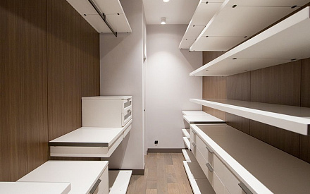 Ремонт гардероба в трехкомнатной квартире 144 кв. м в современном стиле