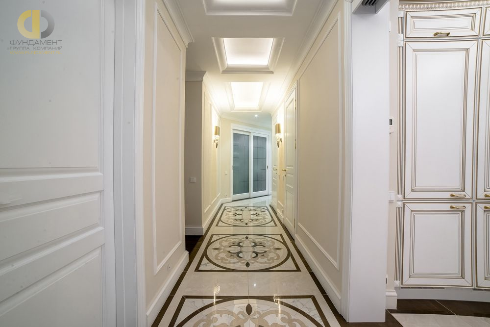 Ремонт коридора в неоклассическом стиле