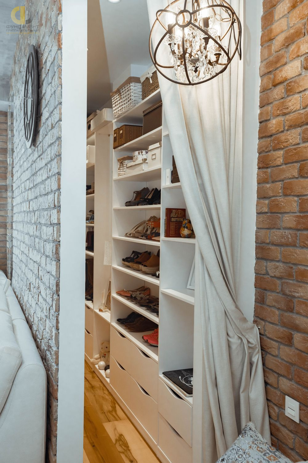 Дизайн интерьера гардероба в однокомнатной квартире 55 кв.м в стиле лофт – фото 12