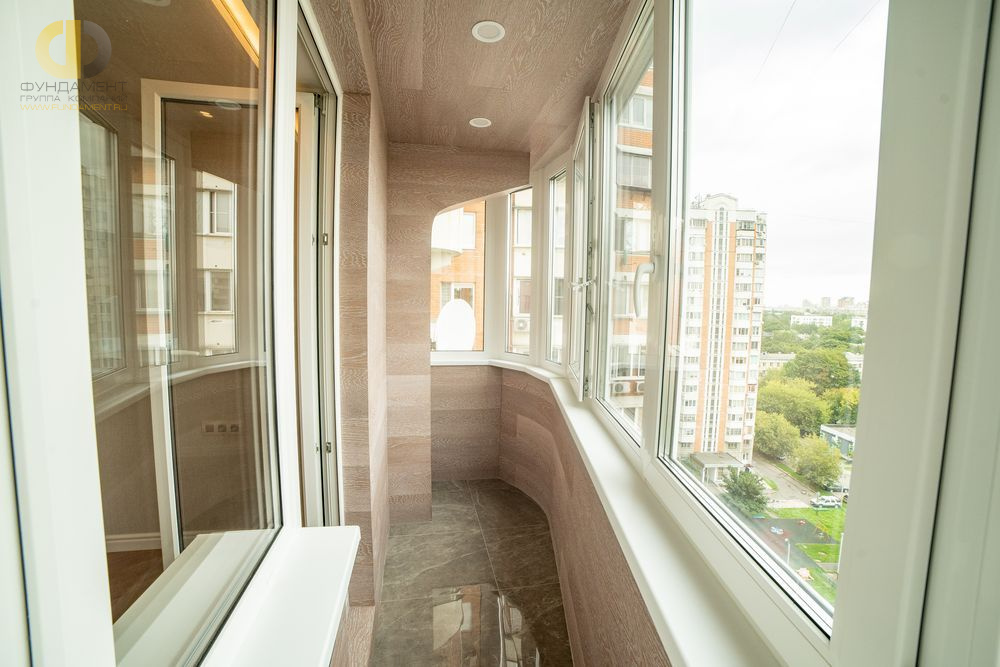 Фото ремонта балкона в четырёхкомнатной квартире 126 кв.м в стиле неоклассика – фото 19