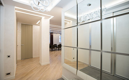 Ремонт коридора в трехкомнатной квартире 144 кв. м в современном стиле