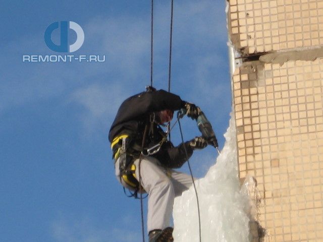 Удаление наледи на водостоке в Карачарово фото 2010 года Удаление наледи на водостоке в Карачарово фото 2010 года