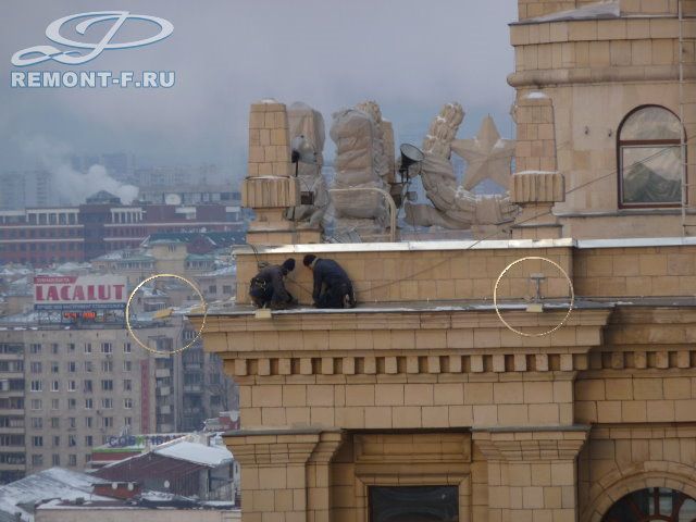 Гостиница «Украина». Монтаж фасадного освещения фото 2009 года Гостиница «Украина». Монтаж фасадного освещения фото 2009 года