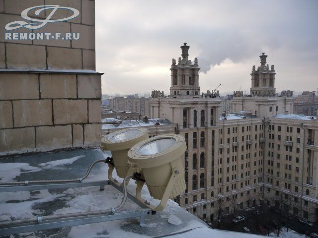 Гостиница «Украина». Монтаж фасадного освещения фото 2009 года Гостиница «Украина». Монтаж фасадного освещения фото 2009 года