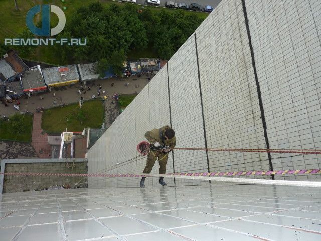 Монтаж рекламного баннера на ул.Перерва фото 2010 года