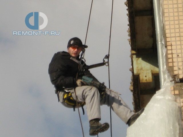 Удаление наледи на водостоке в Карачарово фото 2010 года Удаление наледи на водостоке в Карачарово фото 2010 года