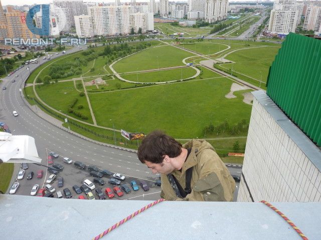 Монтаж рекламного баннера на ул.Перерва фото 2010 года