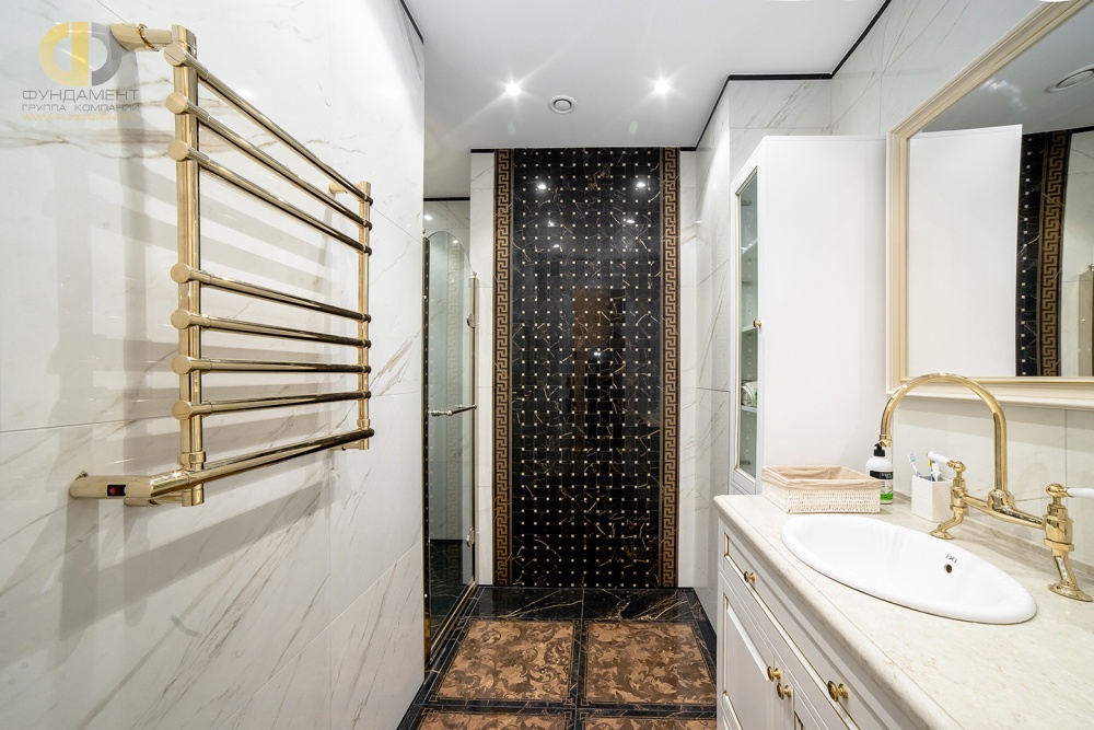 Ремонт ванной комнаты под ключ с плиткой Versace. Фото интерьера 