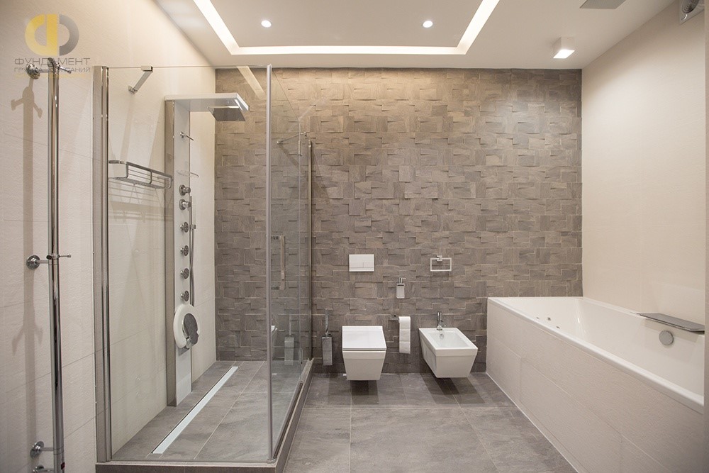 Современная ванная комната с комбинированной отделкой