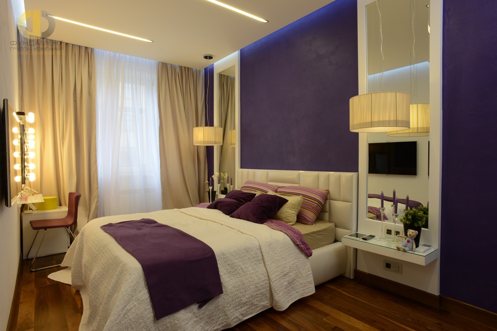 Спальня в лиловых тонах в современной квартире