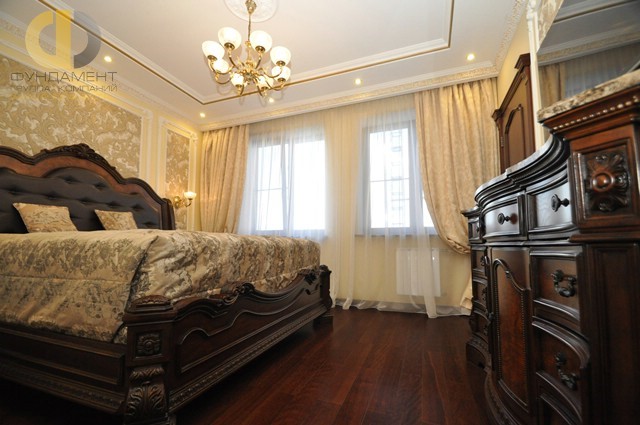 Дизайн классической спальни с темной резной мебелью в квартире на Кировоградской