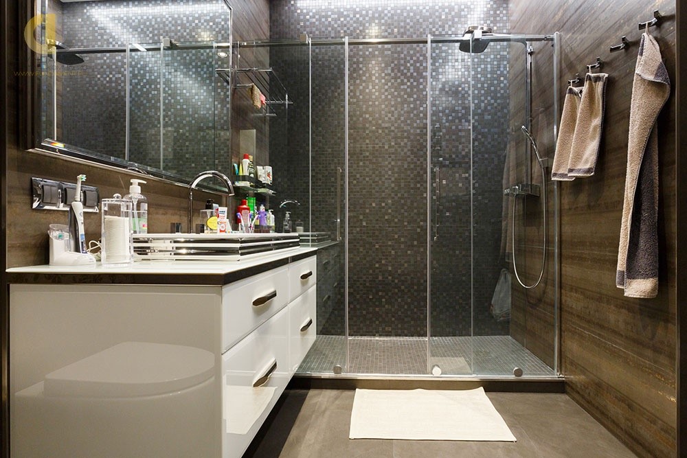 Интерьер ванной комнаты с отделкой мозаикой