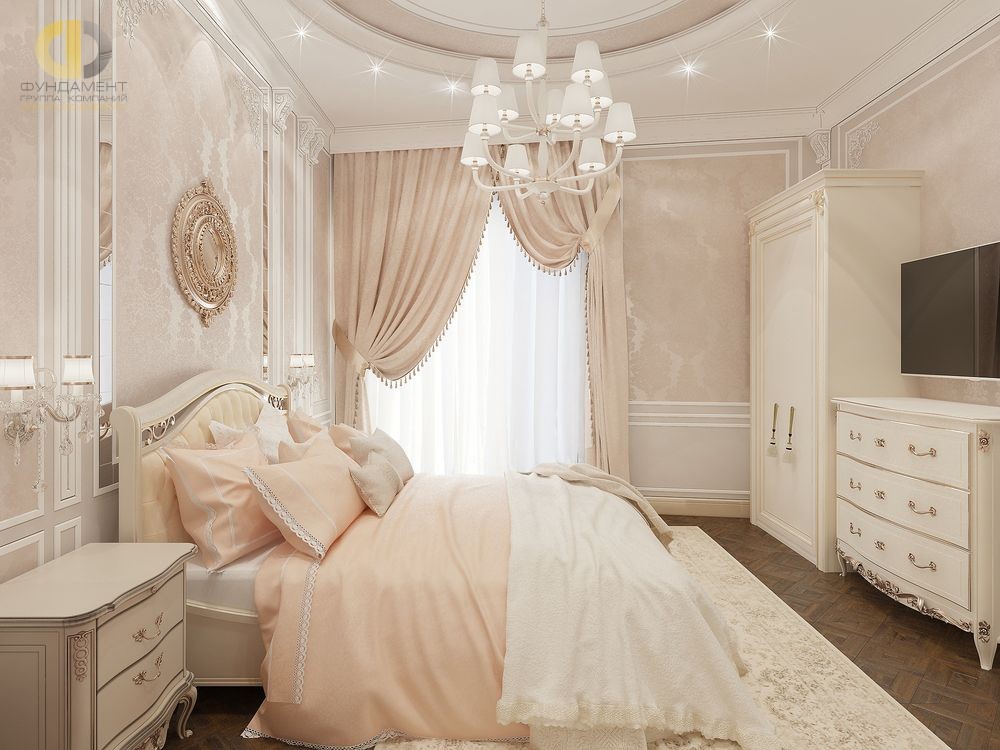 Уютная классическая спальня с белой мебелью
