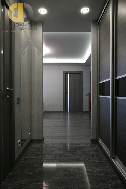 Интерьер коридора со встроенной системой хранения