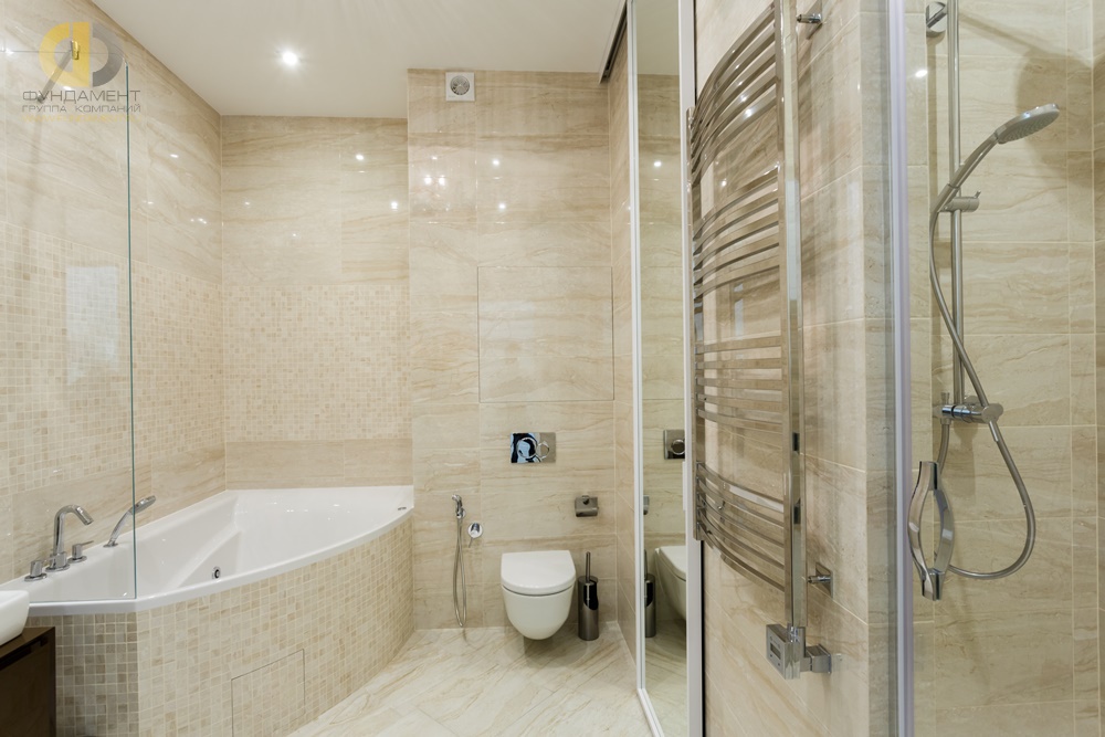 Ванная комната в светлых тонах с мозаичным декором