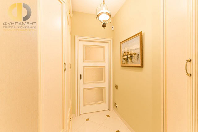 Ремонт коридора с неоклассическим дизайном в типовой квартире