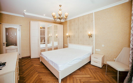 Ремонт спальни в трёхкомнатной квартире 86 кв.м в классическом стиле8