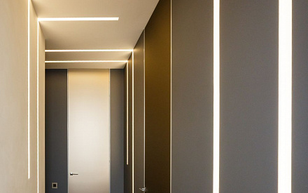 Ремонт  коридора в трехкомнатной квартире 120 кв. м в современном стиле