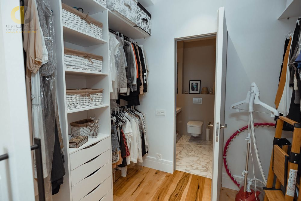 Дизайн интерьера гардероба в однокомнатной квартире 55 кв.м в стиле лофт – фото 34