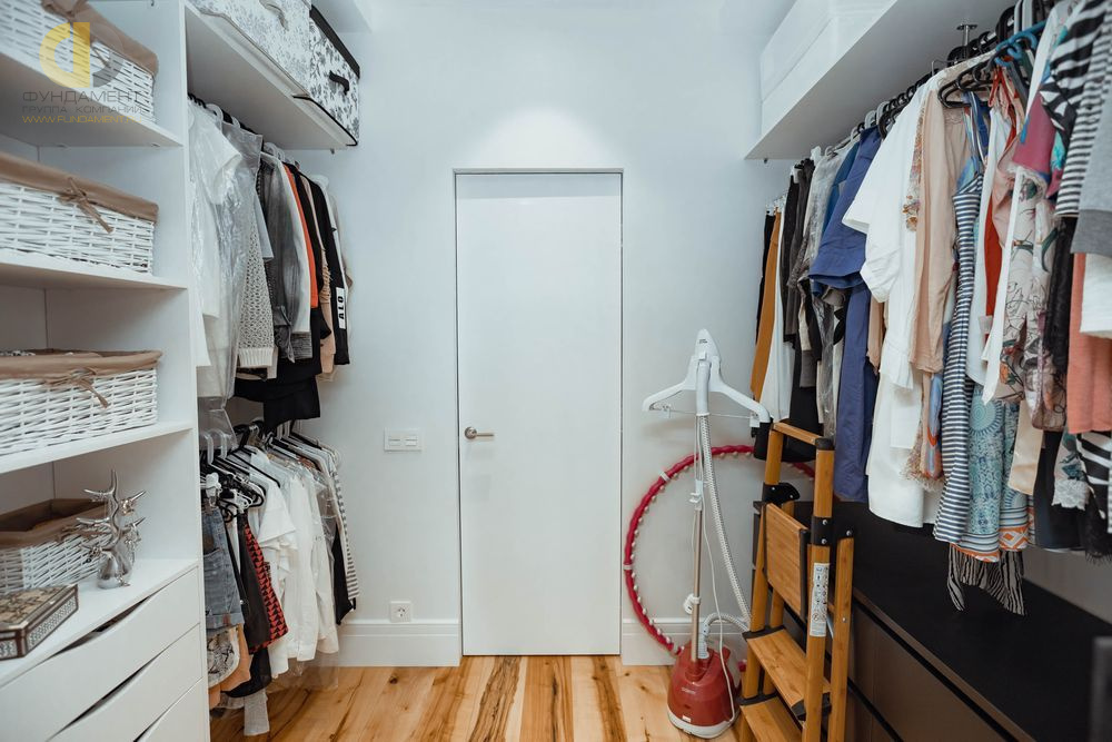 Дизайн интерьера гардероба в однокомнатной квартире 55 кв.м в стиле лофт – фото 35