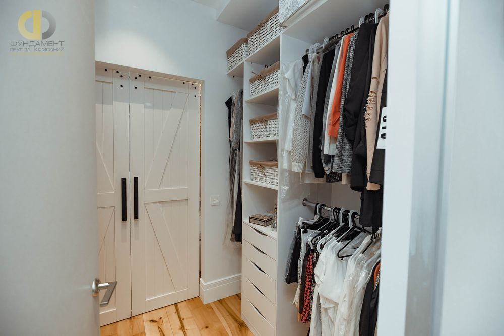 Дизайн интерьера гардероба в однокомнатной квартире 55 кв.м в стиле лофт – фото 33