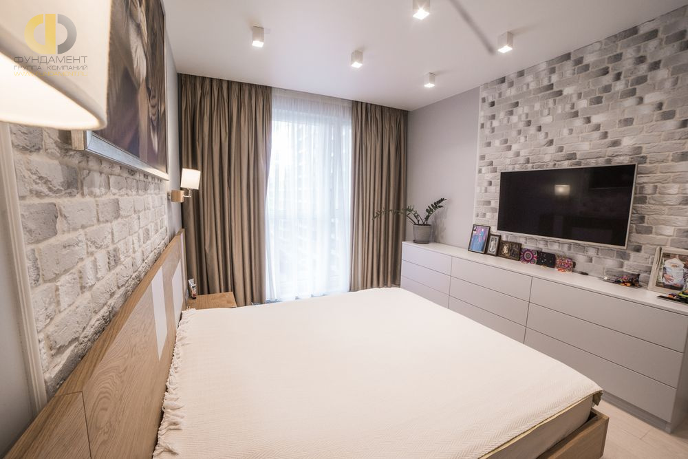 Фото ремонта спальни в трёхкомнатной квартире 109 кв.м в стиле минимализм